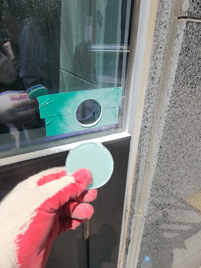 상가 통유리 환기배관 타공 진행 중