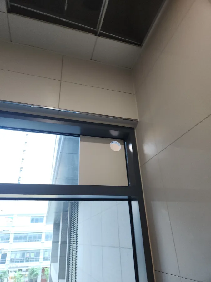 타일 벽 옆에 있는 창호