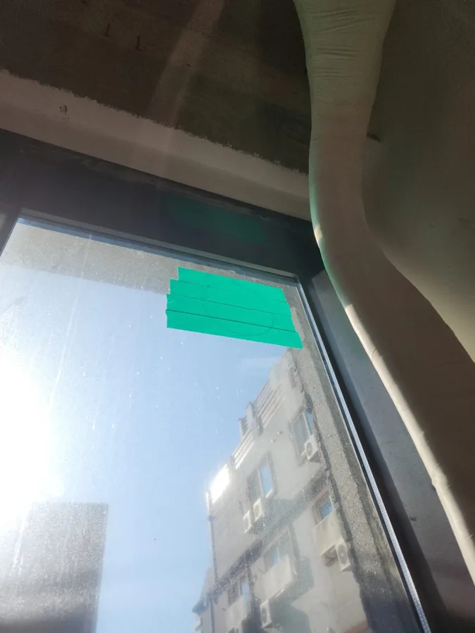 창 모서리에 초록 마스킹으로 위치를 표시한 모습