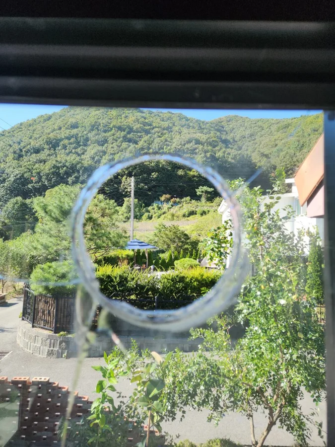 원형 홀 너머로 산과 정원이 보이는 창, 수도권 출장 현장 사진