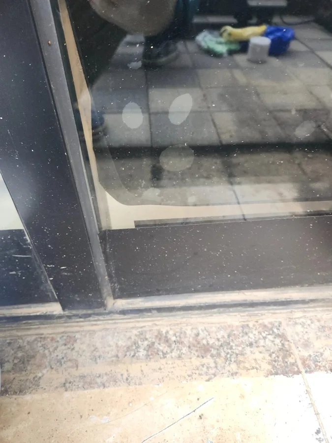 바닥 쪽 창과 베란다가 보이는 타공 전 확인 사진