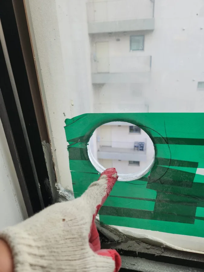 초록 마스킹 위에 원형 홀이 뚫린 타공 사진
