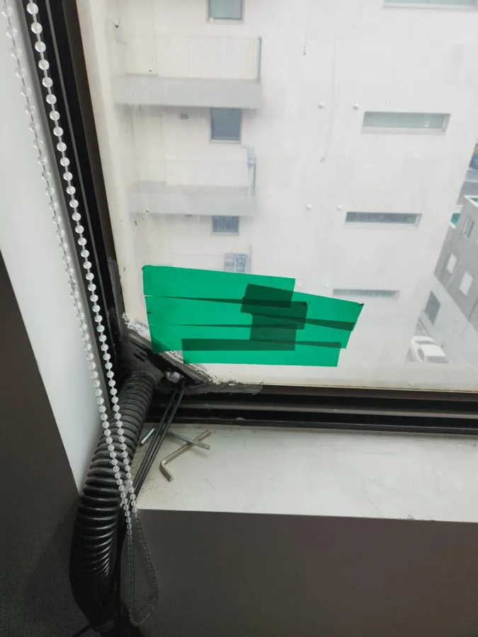 창 모서리에 초록 마스킹테이프로 위치를 표시한 사진